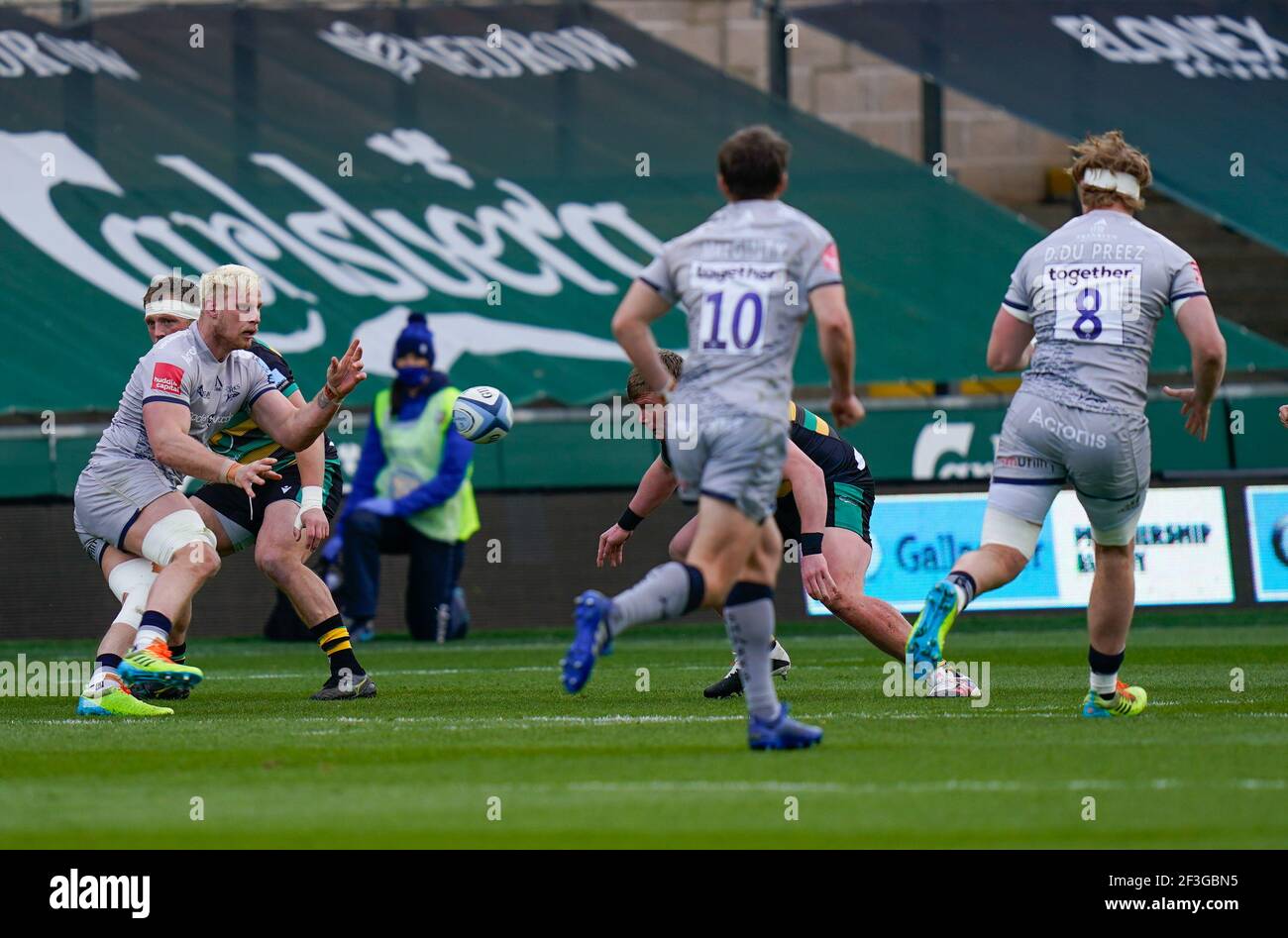 Vendita Sharks fiancher Jean-Luc Du Preez passa la palla a suo fratello, No.8 Dan Du Preez durante un Gallagher Premiership Round 13 Rugby Union match, sab Foto Stock