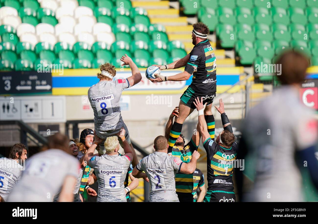 Il fiancher di Northampton Saints Tom Wood batte gli squali in vendita No.8 Dan Du Preez per vincere una line-out durante una partita di rugby Union del 13 della Gallagher Premiership Round, S. Foto Stock