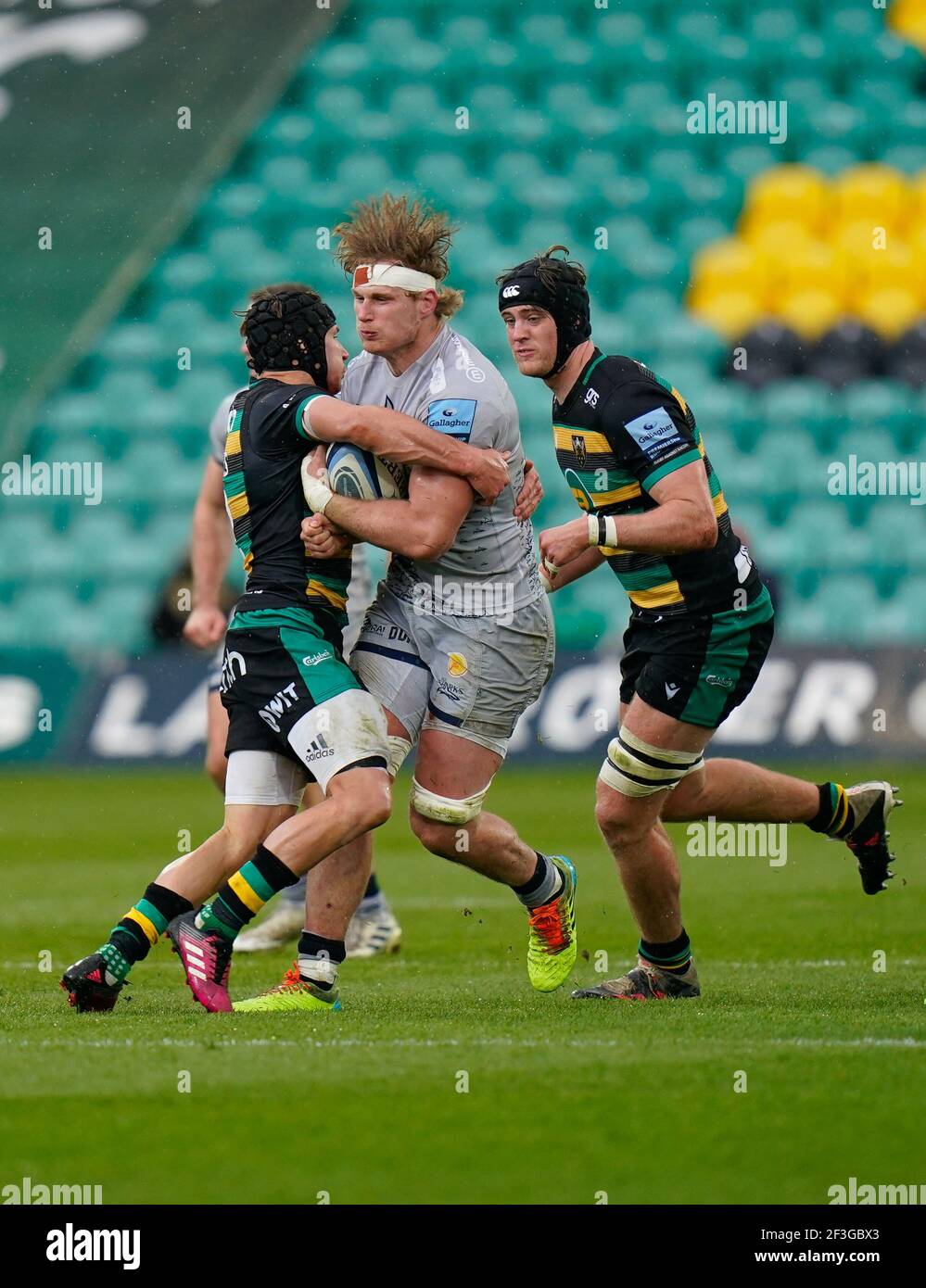 Vendita Sharks No.8 Dan Du Preez è tenuto dal centro di Northampton Saints Piers Francis durante una partita di rugby Union del 13 di Gallagher Premiership Round, sabato, Foto Stock