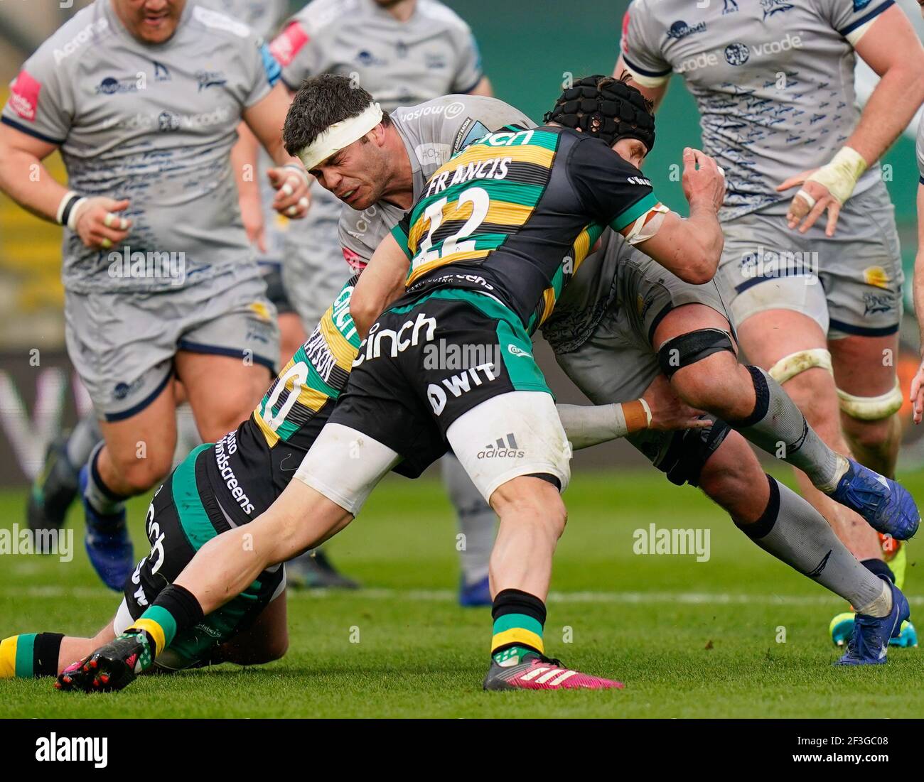 Vendita Sharks flanker Jono Ross corre nel centro di Northampton Saints Piers Francis durante un Gallagher Premiership Round 13 Rugby Union match, Sabato, M. Foto Stock