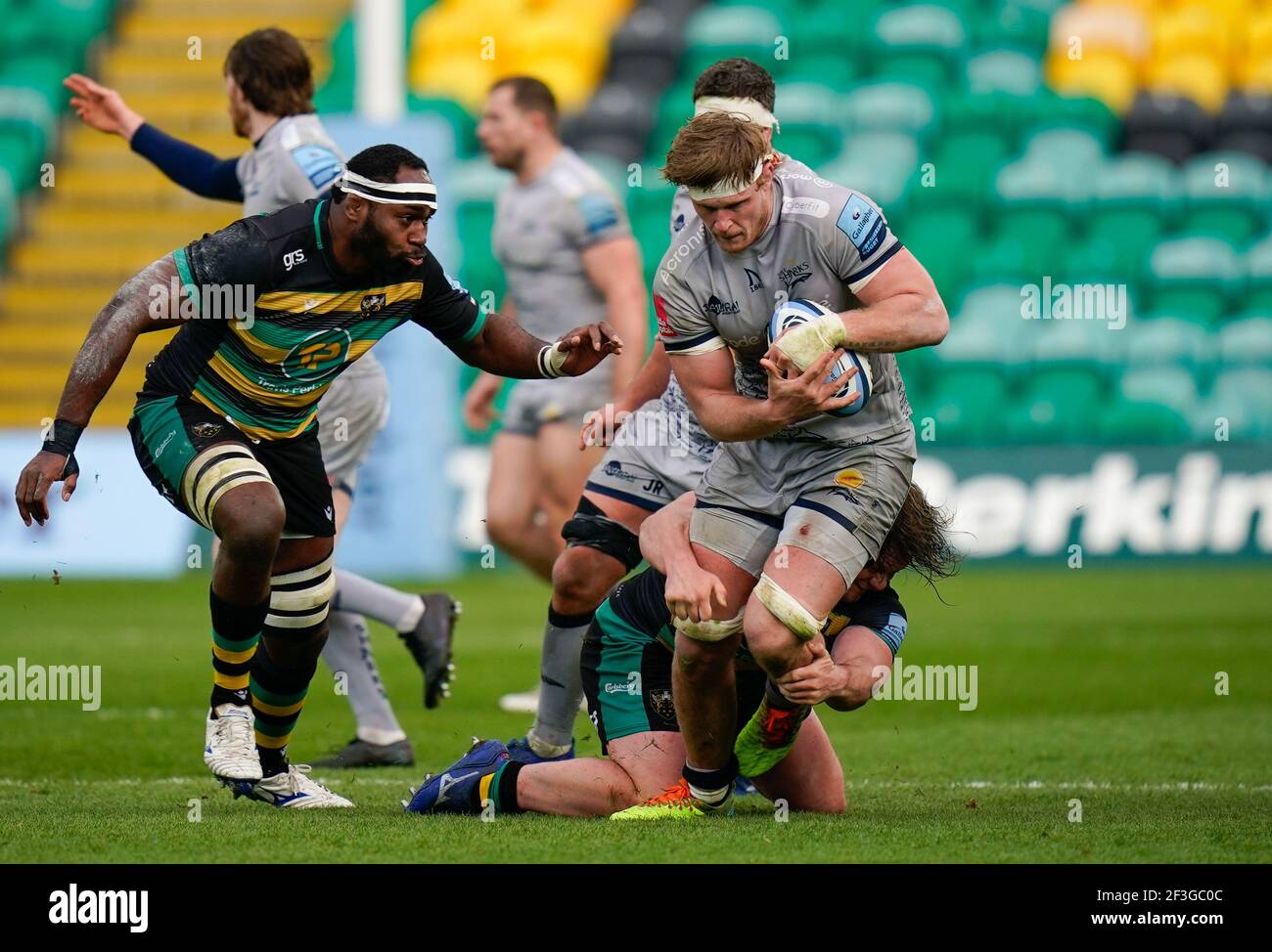 Northampton Saints API Ratuniyarawa prepara un Tackle on sale Sharks No.8 Dan Du Preez durante una partita di Rugby Union del 13, Satu Foto Stock
