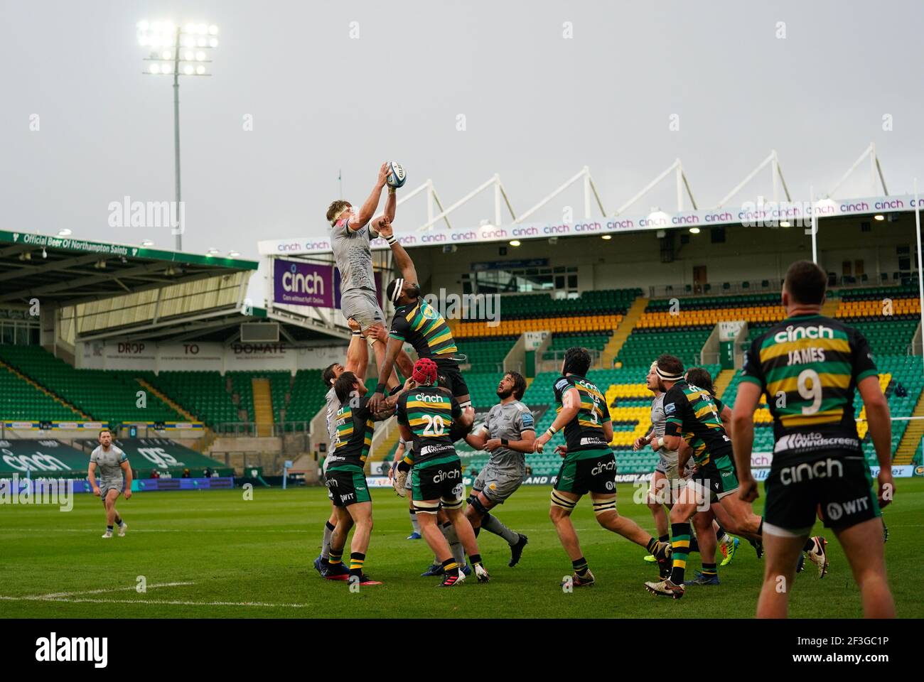 Vendita squali No.8 Dan Du Preez vince una line-out durante un Gallagher Premiership Round 13 Rugby Union Match, sabato 13 marzo 2021, a Northampton, Unità Foto Stock