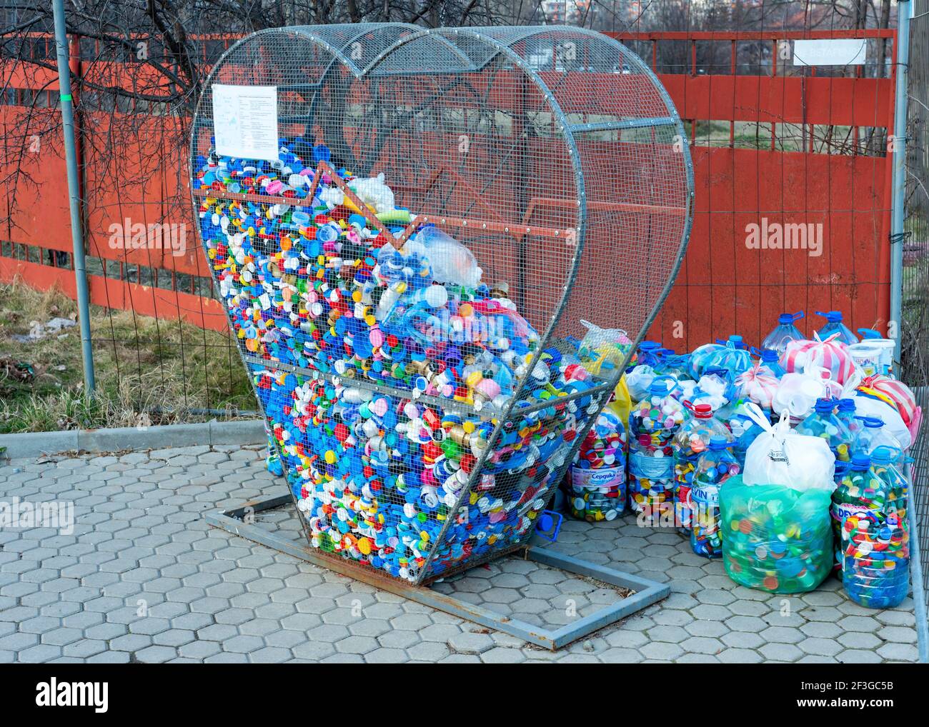 Contenitore a forma di cuore per riciclaggio o riciclaggio per la raccolta  di tappi in plastica