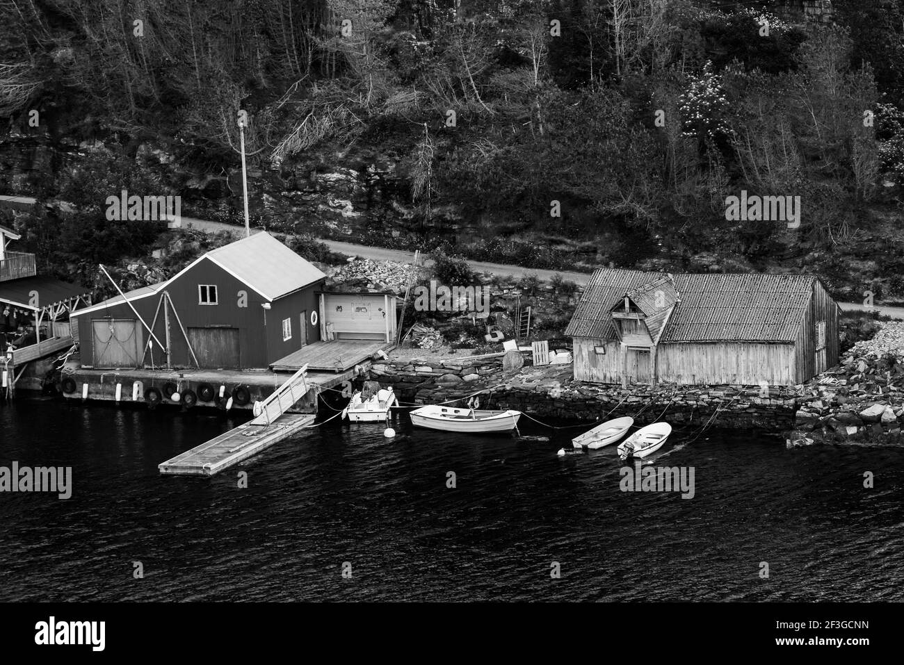 Edifici e barche di Fjord Foto Stock