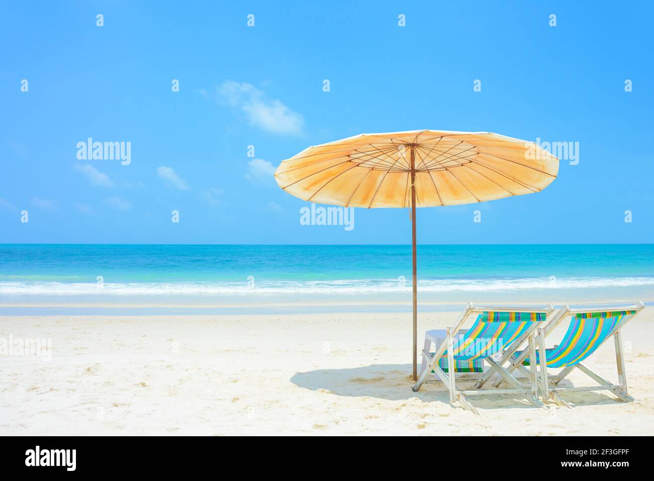 Mare blu e spiaggia di sabbia bianca con sedie da spiaggia e ombrellone a Samed isola, Thailandia - concetti di vacanza e vacanza Foto Stock