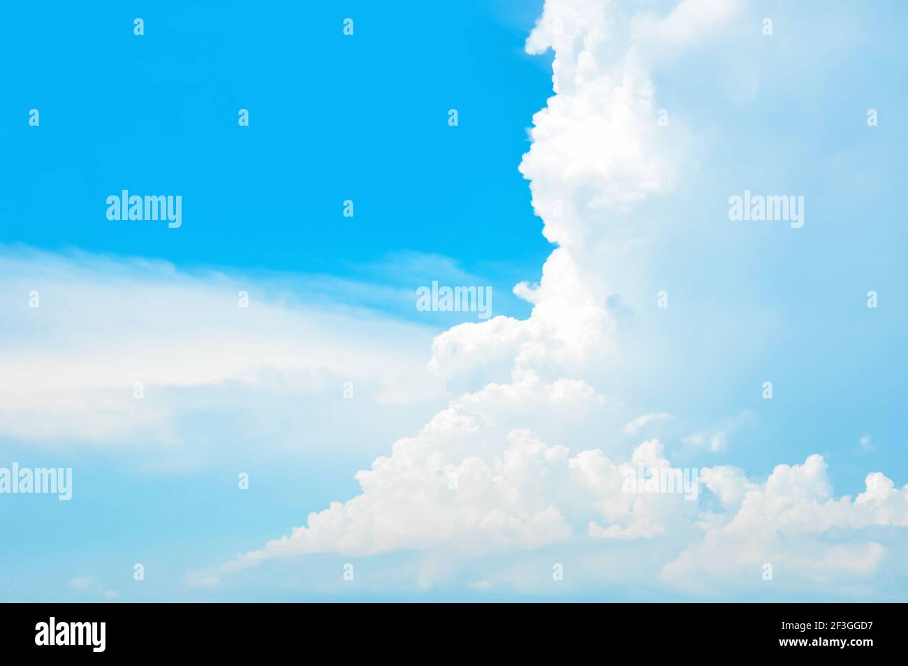 Bel cielo azzurro estivo e nuvole come sfondo Foto Stock