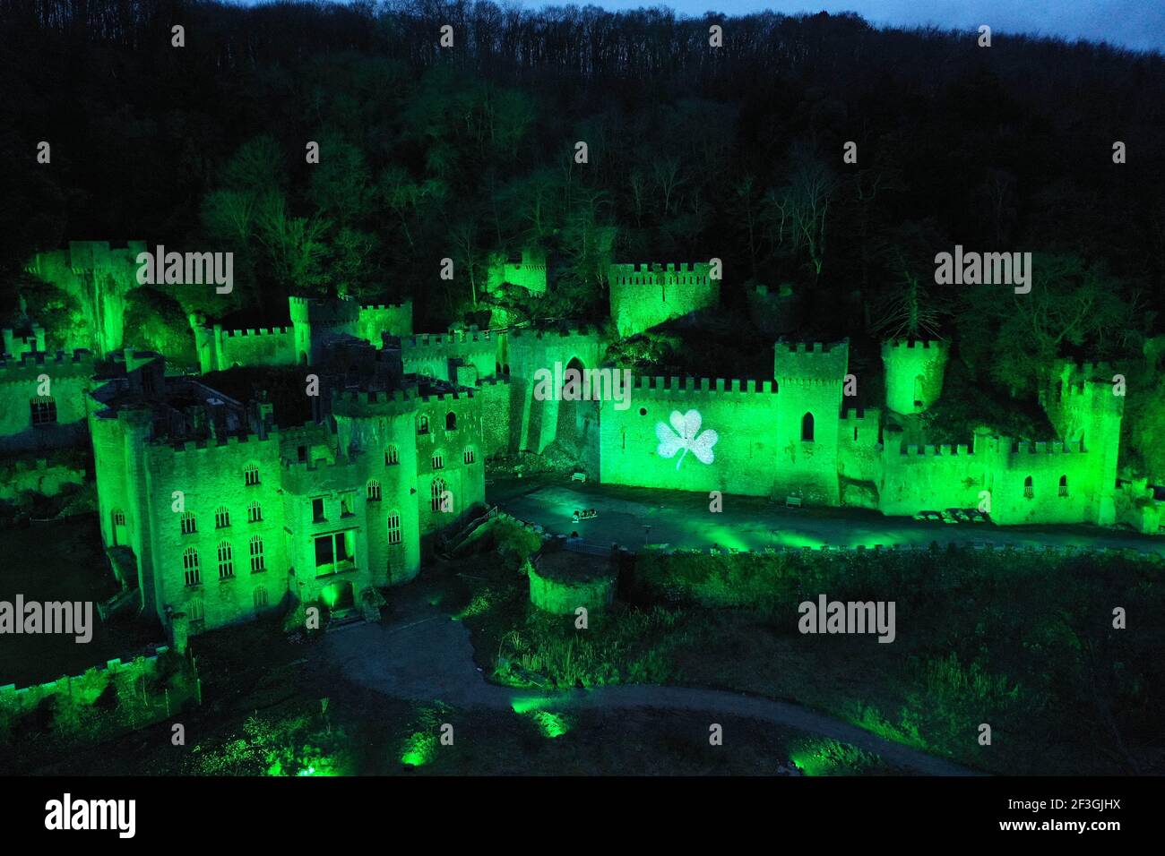 USO EDITORIALE SOLO le viste aeree del castello di Gwrych ad Abergele, Galles del Nord si uniscono alla campagna Global Greenings di Tourism Ireland per celebrare il giorno di San Patrizio, che è mercoledì 17 marzo. Data di emissione: Mercoledì 17 marzo 2021. Foto Stock