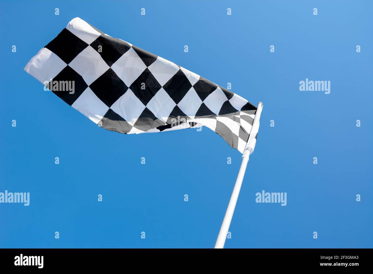 Bandiera a scacchi che vola su sfondo blu del cielo Foto Stock