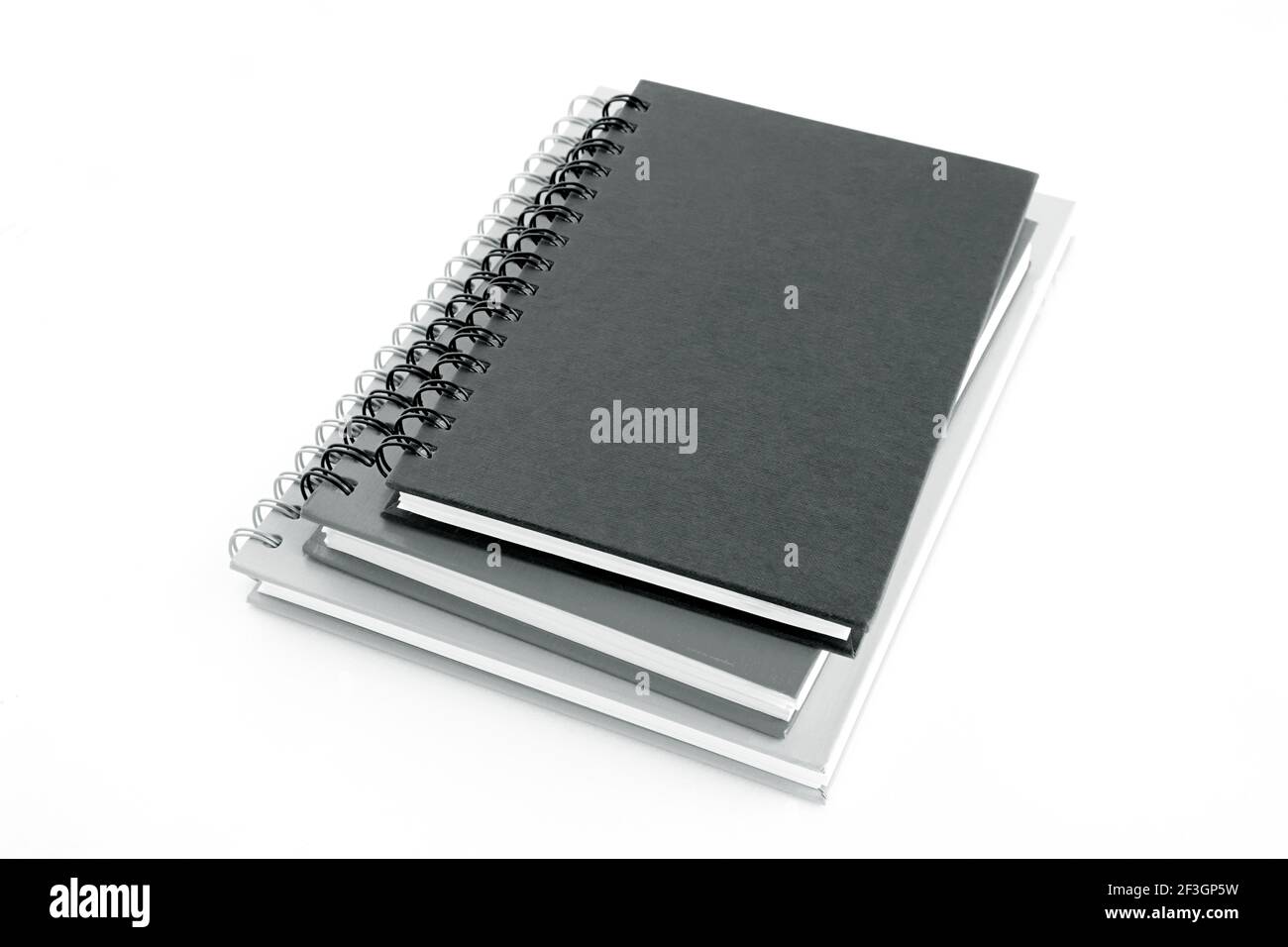 Pila di quaderni o copybook su sfondo bianco Foto Stock