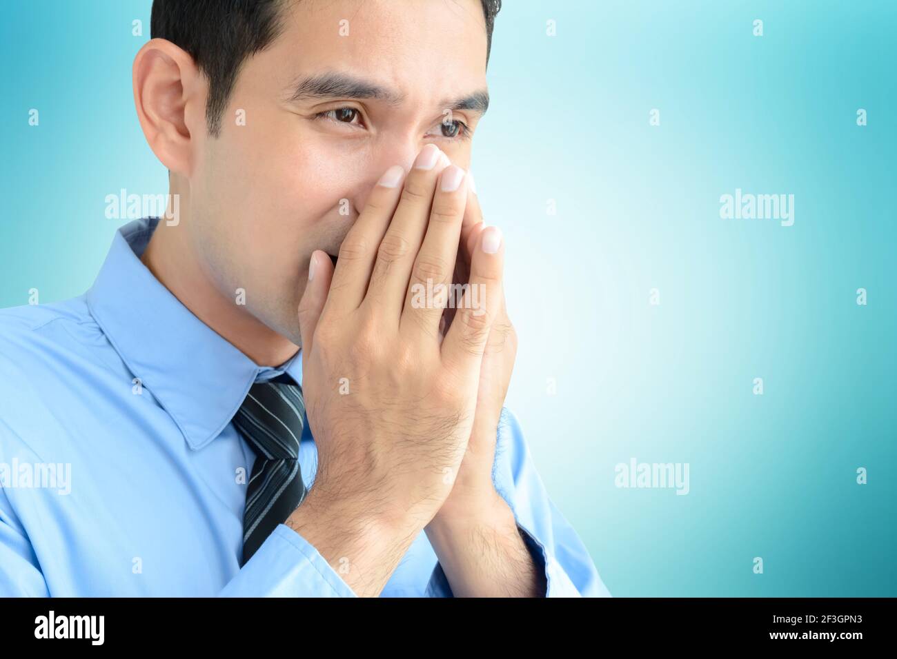 Un uomo starnutisce senza un tessuto o un panno che può diffondere la malattia Foto Stock