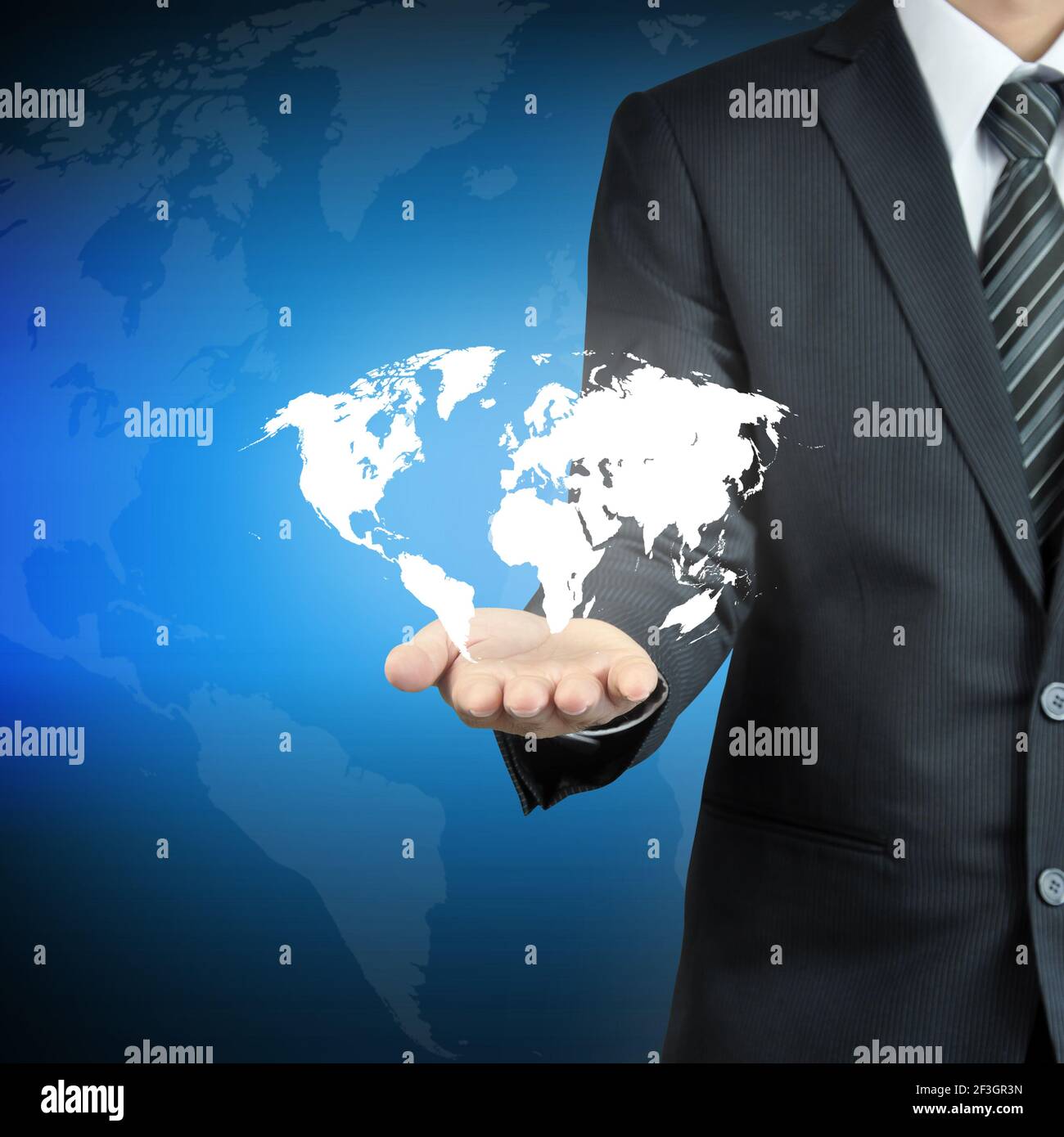 Uomo d'affari mano che porta mappa del mondo - servizi in tutto il mondo, governare il mondo, concetti di dominazione del mondo ecc Foto Stock