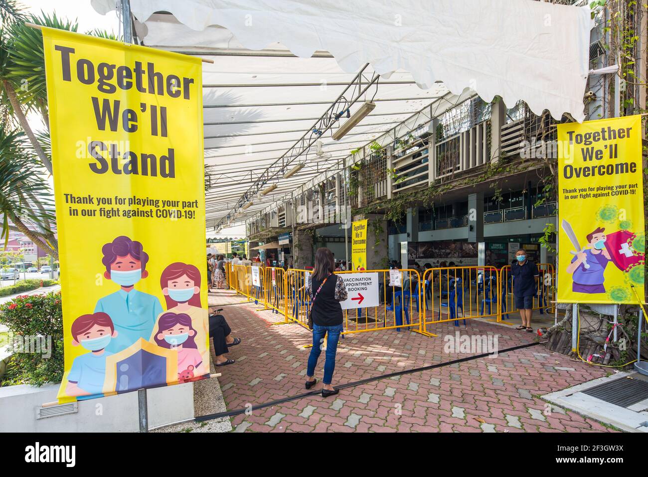 La vaccinazione con Covid-19 in un centro comunitario è stata istituita per consentire agli anziani prioritari di ricevere la loro iniezione di vaccinazione gratuita. Singapore. Foto Stock