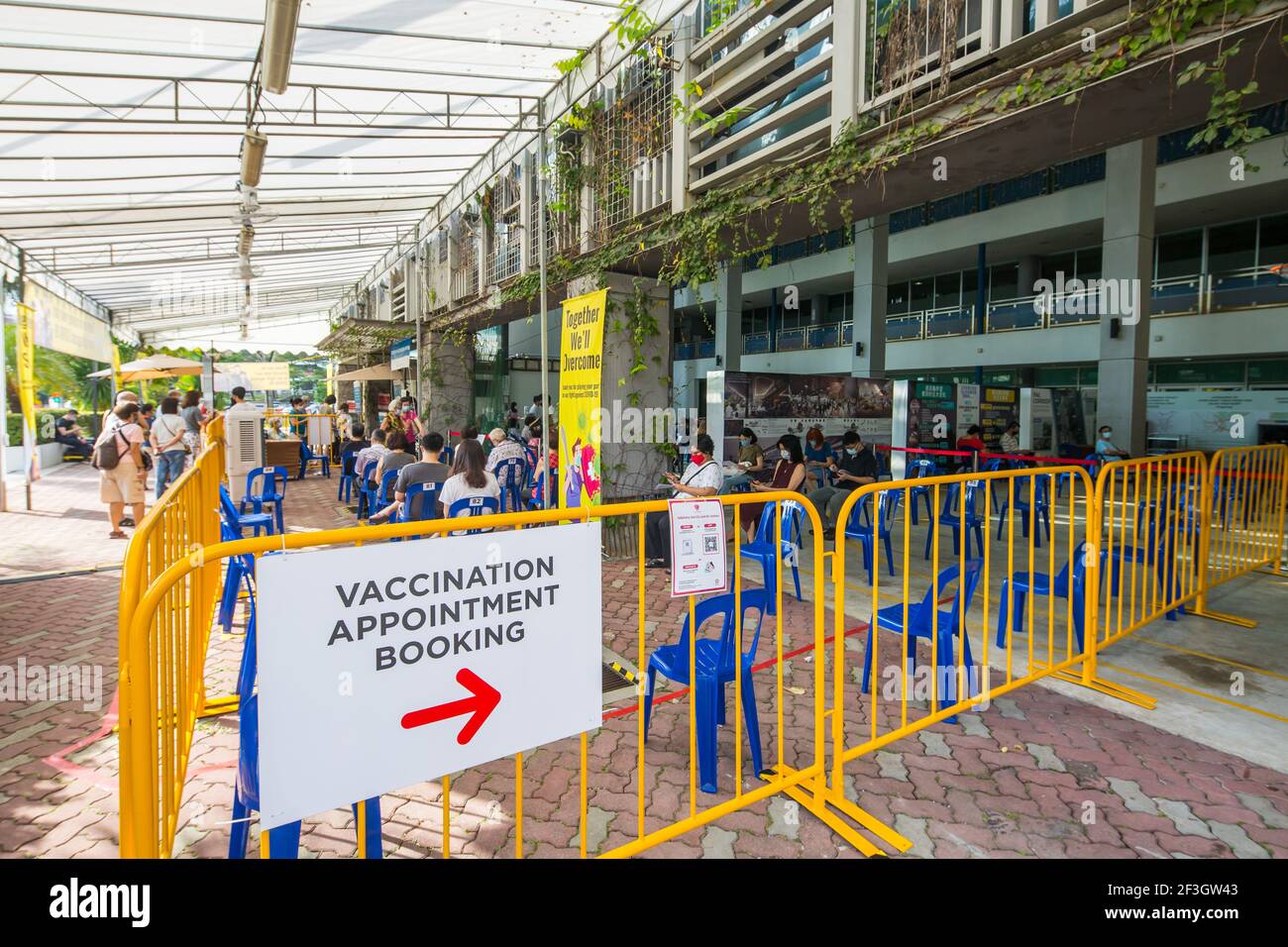 È stata istituita una sede di vaccinazione presso un centro comunitario per consentire agli anziani prioritari di ricevere la loro iniezione di vaccinazione gratuita. Singapore. Foto Stock