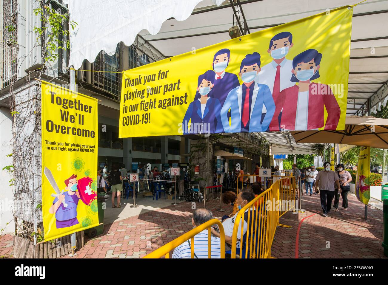 È stata istituita una sede di vaccinazione presso un centro comunitario per consentire agli anziani prioritari di ricevere la loro iniezione di vaccinazione gratuita. Singapore. Foto Stock