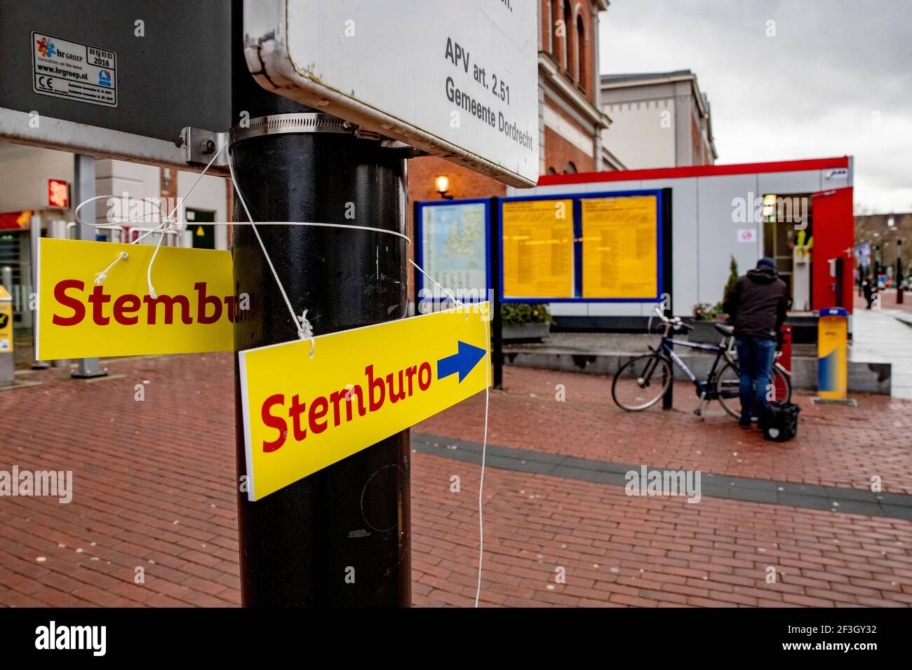 DORDRECHT, PAESI BASSI - MARZO 17: Un uomo è visto entrare in una stazione di polling alla stazione centrale il 17 marzo 2021 a Dordrecht, Paesi Bassi durante le elezioni generali olandesi del 2021. Mercoledì è il giorno ufficiale delle elezioni, dopo che i seggi elettorali sono già stati aperti lunedì e martedì per dare agli anziani e ai gruppi vulnerabili la possibilità di votare ed evitare la folla di elettori mercoledì. (Foto di Niels Wenstedt/BSR Agency/Alamy Live News) Foto Stock