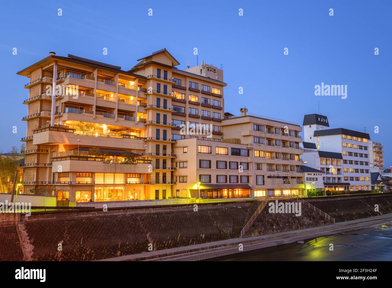 Kuammoto, Giappone, 17 Marzo 2020 - lussuoso hotel di ryokan in stile giapponese Ayu No Sato lungo il fiume Kuma a Kumamoto. Preso in un'ora blu. Foto Stock