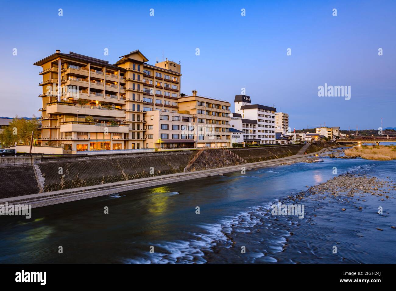 Kuammoto, Giappone, 17 Marzo 2020 - lussuoso hotel di ryokan in stile giapponese Ayu No Sato lungo il fiume Kuma a Kumamoto. Preso in un'ora blu. Foto Stock