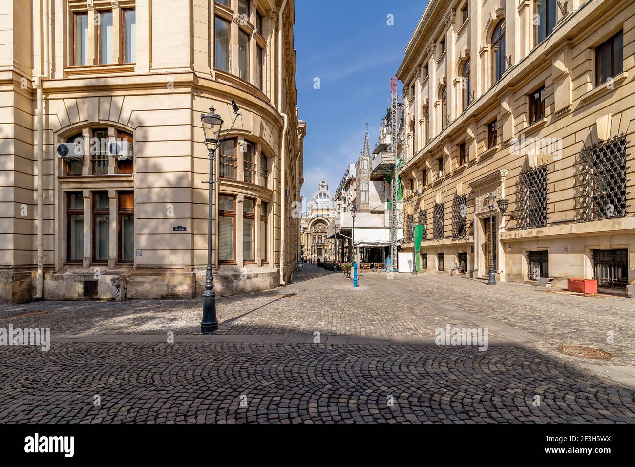 L'incrocio tra le vie Stavropoleos e Poștei nel quartiere Lipscani, nel centro storico di Bucarest, in Romania, in una giornata di sole Foto Stock