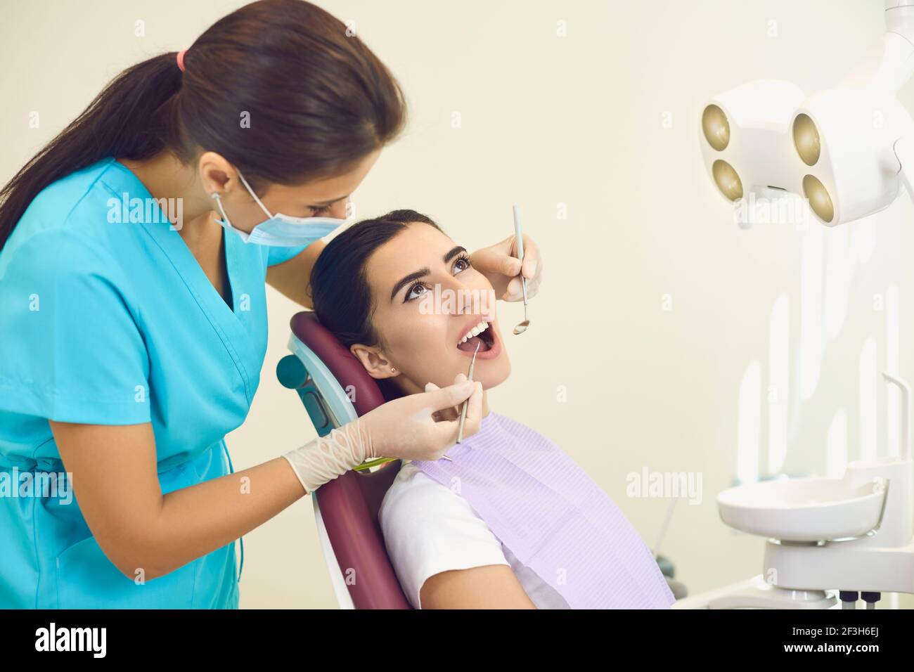 Odontoiatria. Studio dentistico. Cura e trattamento dentale. Denti sani e sorriso. Foto Stock