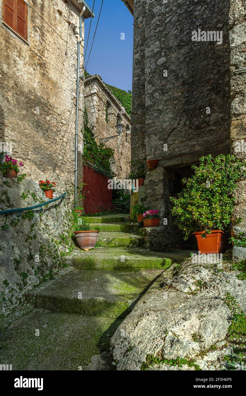 gradini di un vicolo di un tipico villaggio di montagna con case in pietra. Alvito, provincia di Frosinone, Lazio Foto Stock
