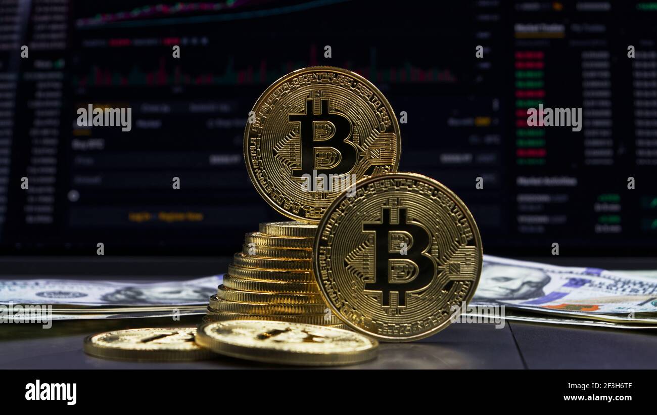 BTC Cryptocurrency, Bitcoin e dollari con il grafico in background, Bitcoin la futura moneta. Foto Stock