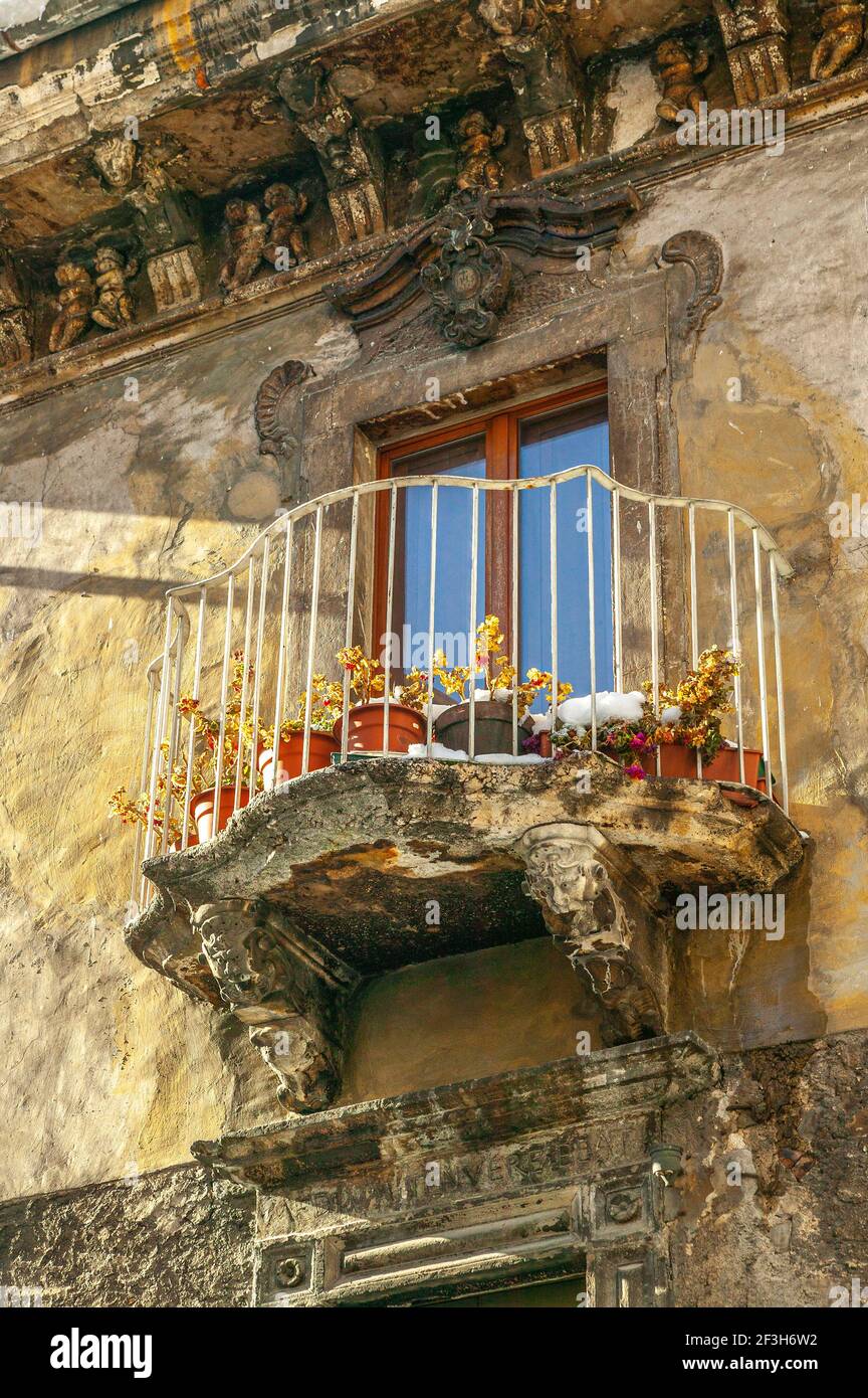 Balcone artistico nel villaggio di montagna di Scanno. Provincia di l'Aquila, Abruzzo, Italia, Europa Foto Stock