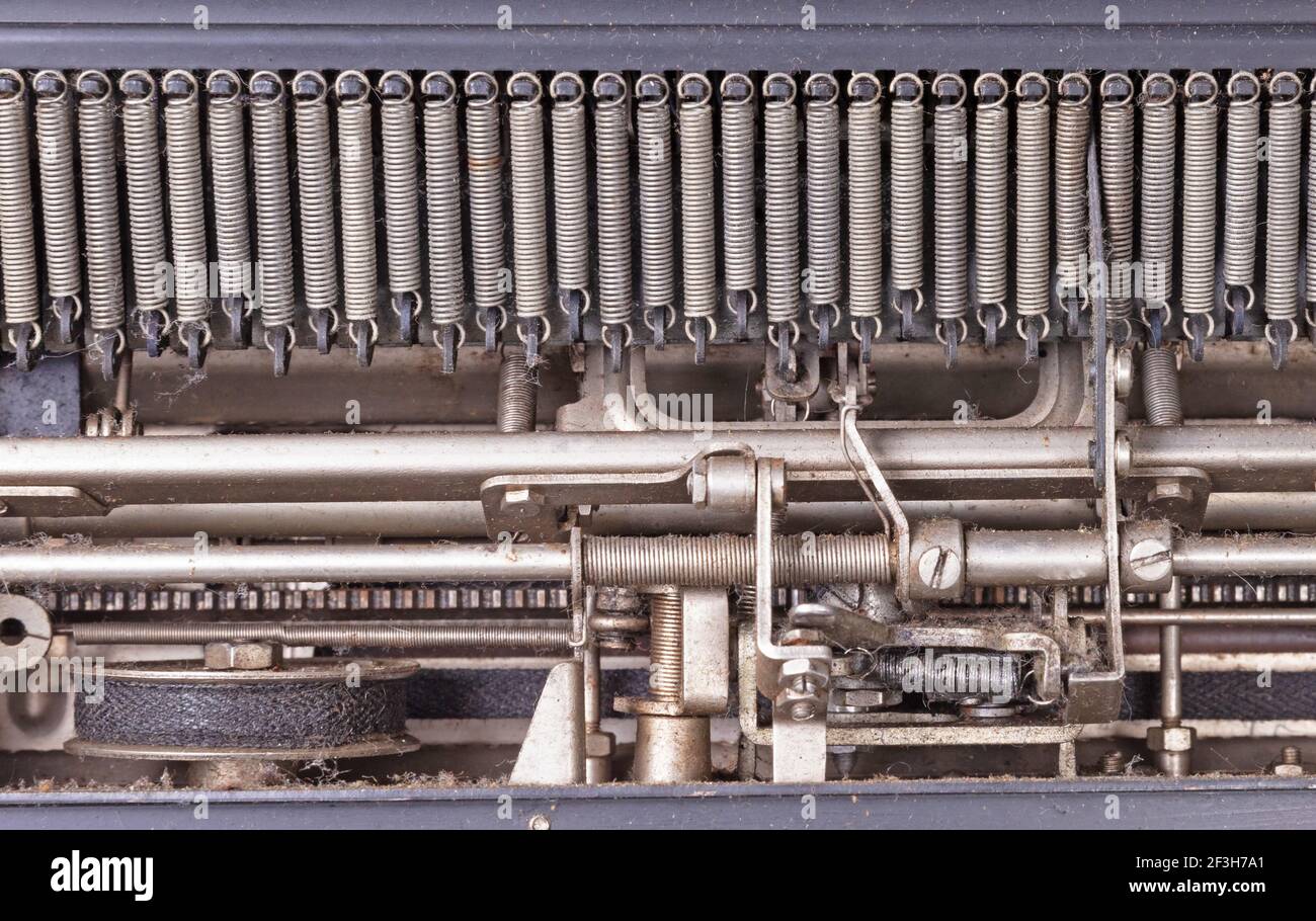 L'interno di una vecchia macchina da scrivere, meccanica sporca Foto Stock