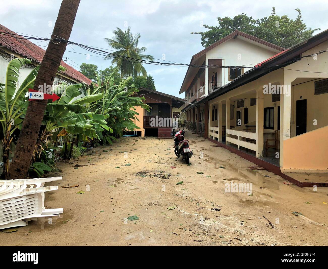 Scenario dopo una forte tempesta di pioggia in un bungalow a. Chaweng spiaggia a Koh Samui in Thailandia 5.1.2019 Foto Stock