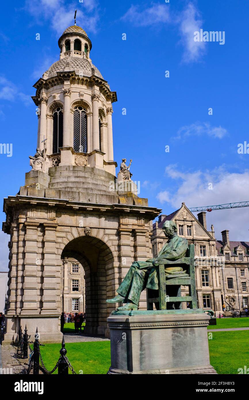 Repubblica d'Irlanda; Dublino, Trinity College, Library Square e il Campanile Foto Stock