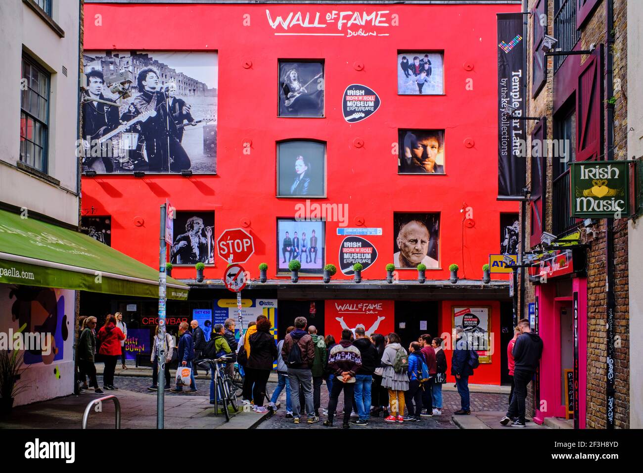 Repubblica d'Irlanda; Dublino, l'area turistica di Temple Bar, Wall of Fame, con immagini dei musicisti e delle band più famosi del cit Foto Stock