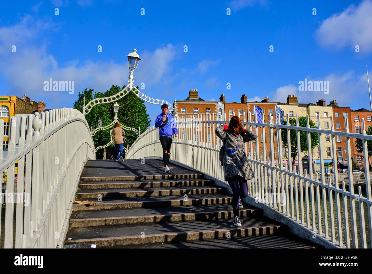 Repubblica d'Irlanda; Dublino, Liffey o Ha'Penny Bridge (1816) attraversando il fiume Liffey Foto Stock