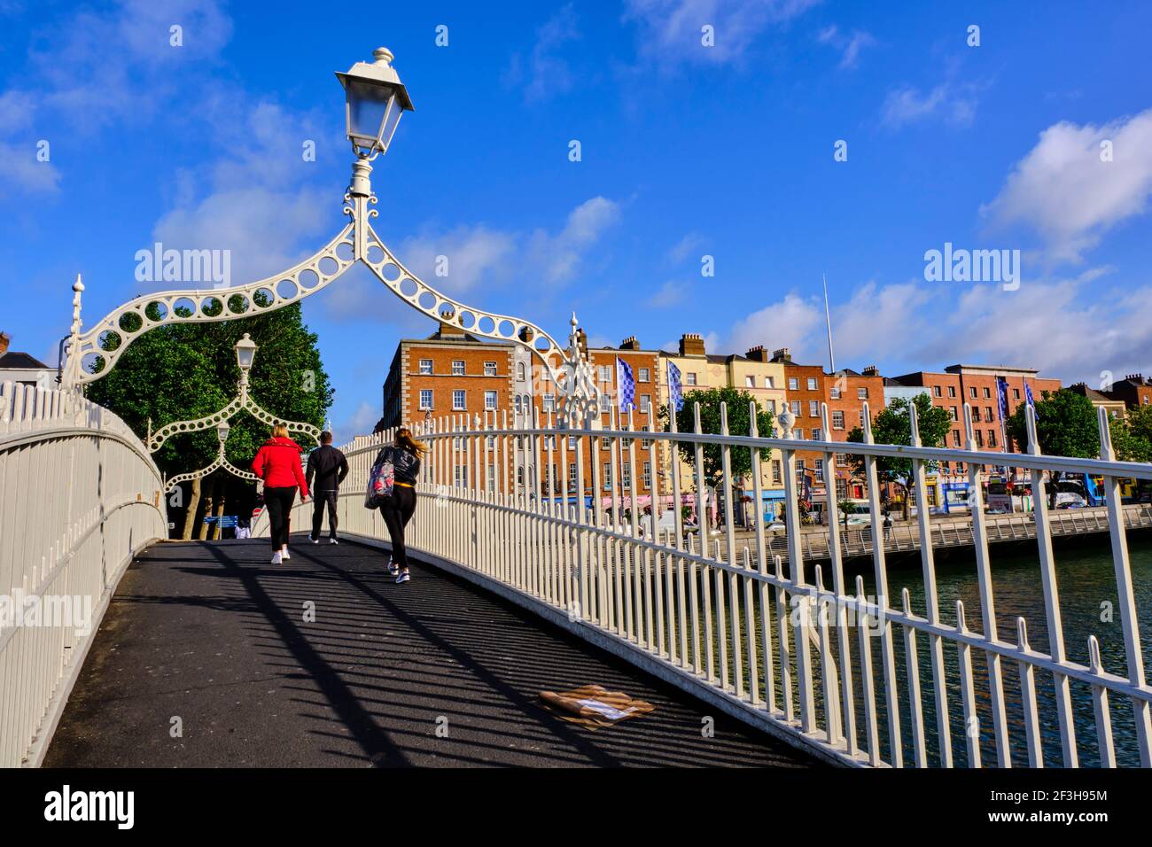 Repubblica d'Irlanda; Dublino, Liffey o Ha'Penny Bridge (1816) attraversando il fiume Liffey Foto Stock