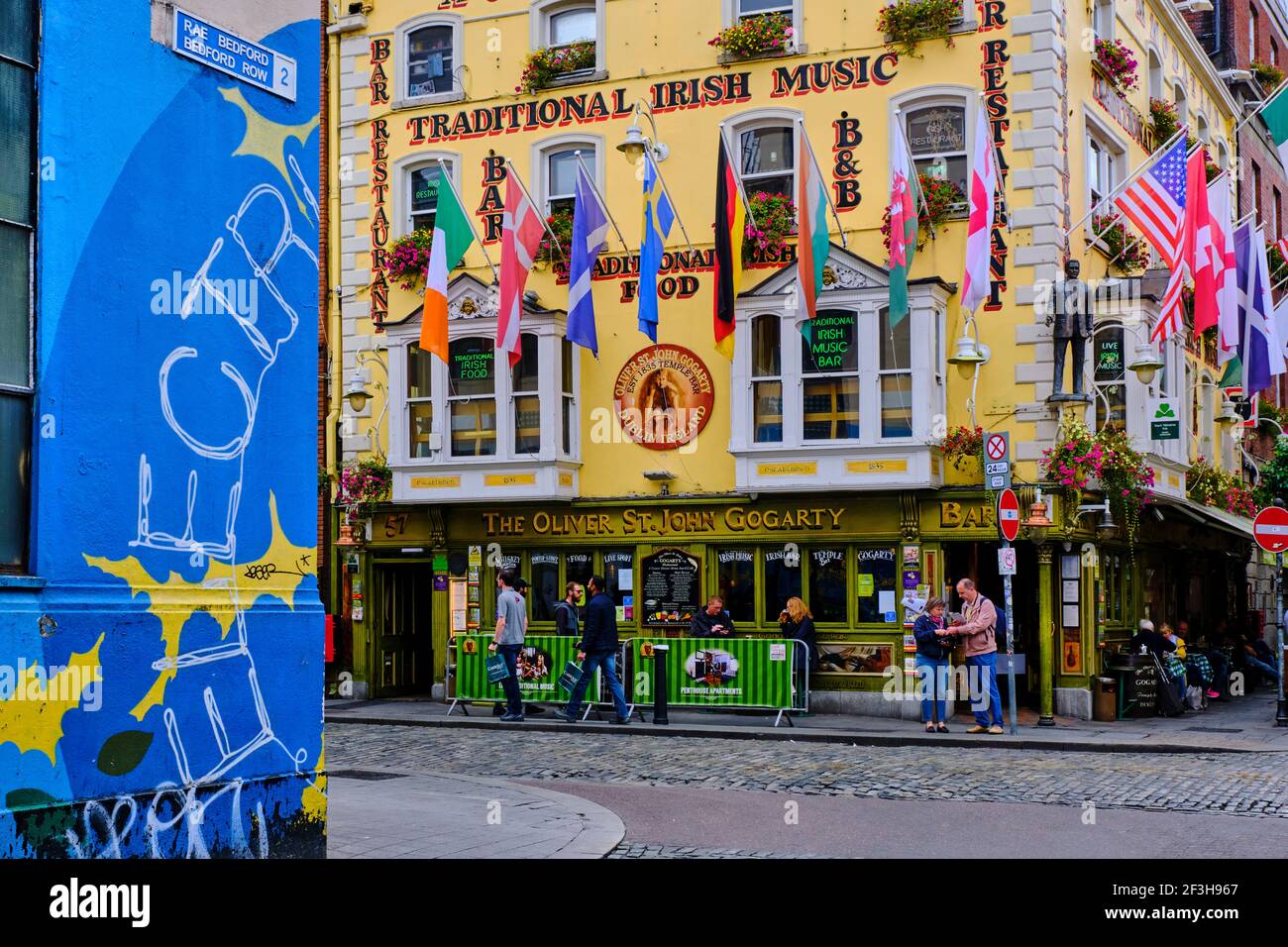 Repubblica d'Irlanda; Dublino, l'area turistica di Temple Bar, il pub Oliver St. John Gogarty Foto Stock