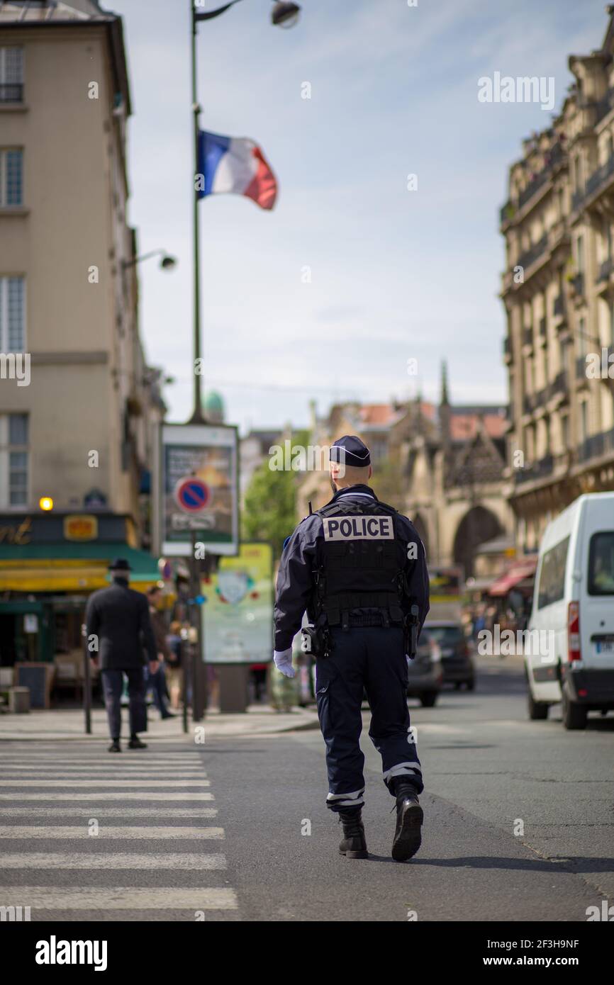 Traffic Cop nelle strade di Parigi Foto Stock