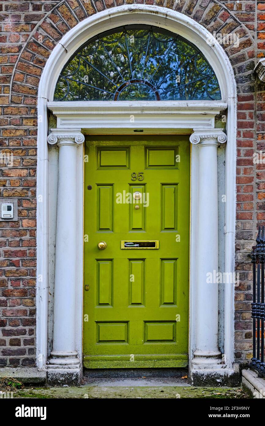 Repubblica d'Irlanda; Dublino, dipinta porta georgiana in piazza merrion Foto Stock