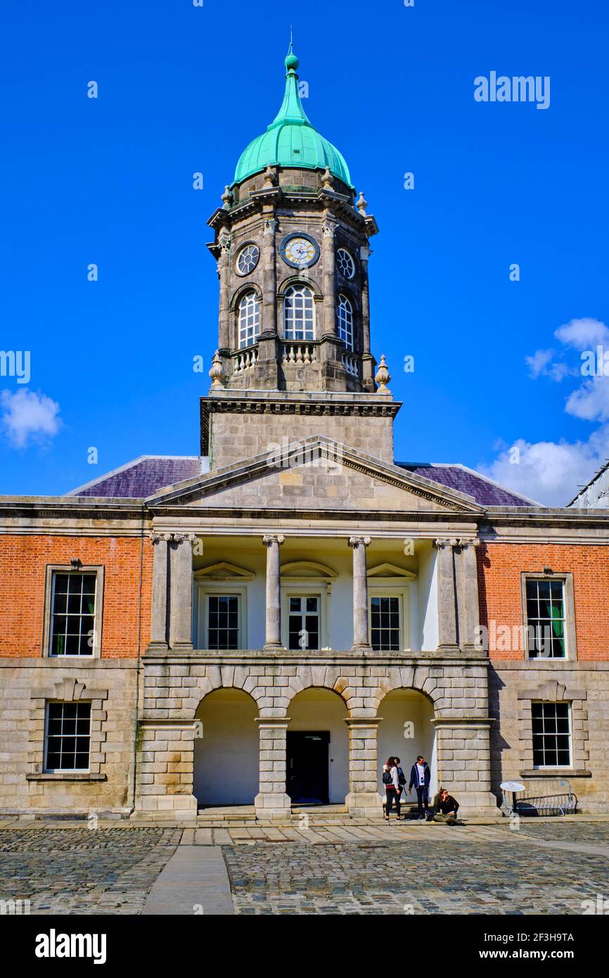 Repubblica d'Irlanda; Dublino, vista esterna dello storico Castello di Dublino in Dame Street Foto Stock