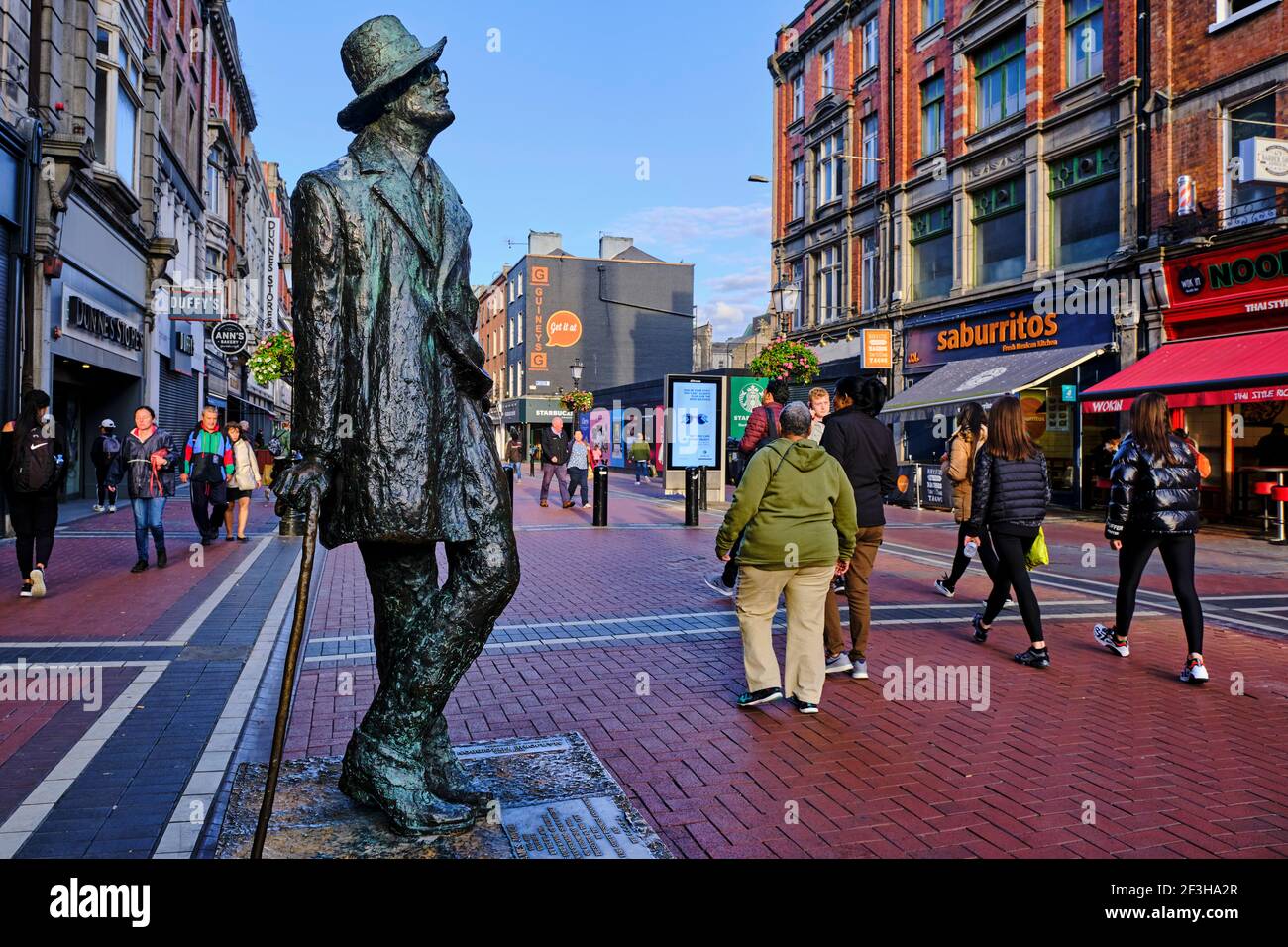 Repubblica d'Irlanda, Dublino, statua di bronzo di James Joyce su North Earl Street Foto Stock