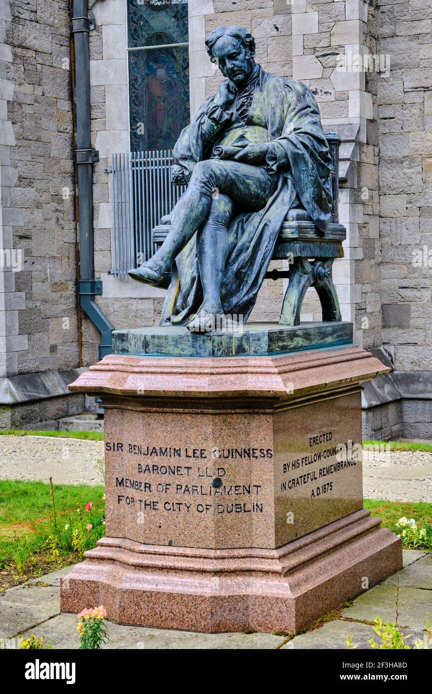 La chiesa della cattedrale di San Patrizio è una chiesa nazionale della Repubblica d'Irlanda, la statua di Benjamin Lee Guinness Foto Stock