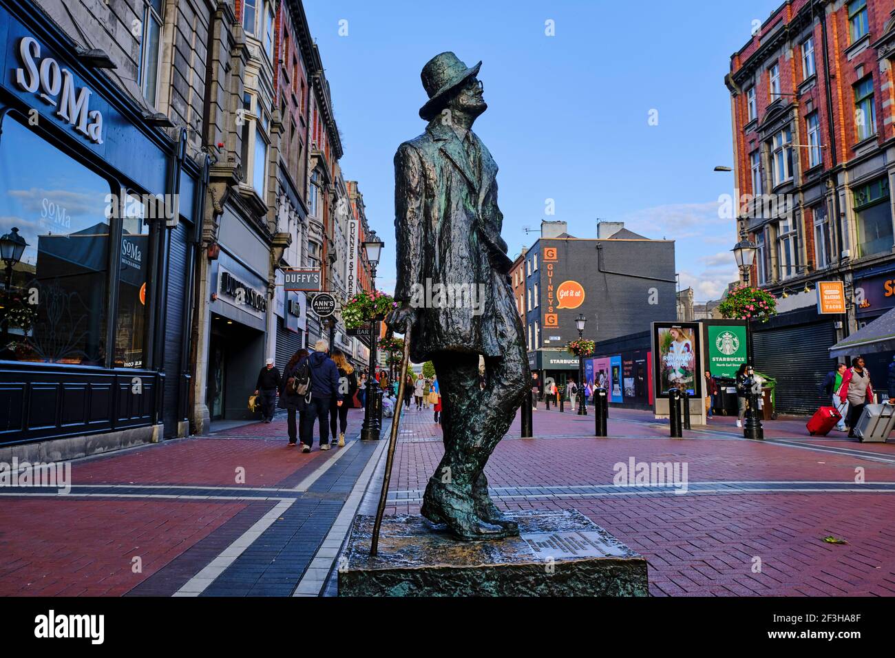 Repubblica d'Irlanda, Dublino, statua di bronzo di James Joyce su North Earl Street Foto Stock