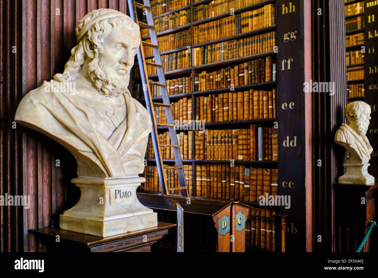 Repubblica d'Irlanda; Dublino, Biblioteca al Trinity College, la Long Room, una bella, famosa e storica vecchia biblioteca in Irlanda, busto di Platone Foto Stock