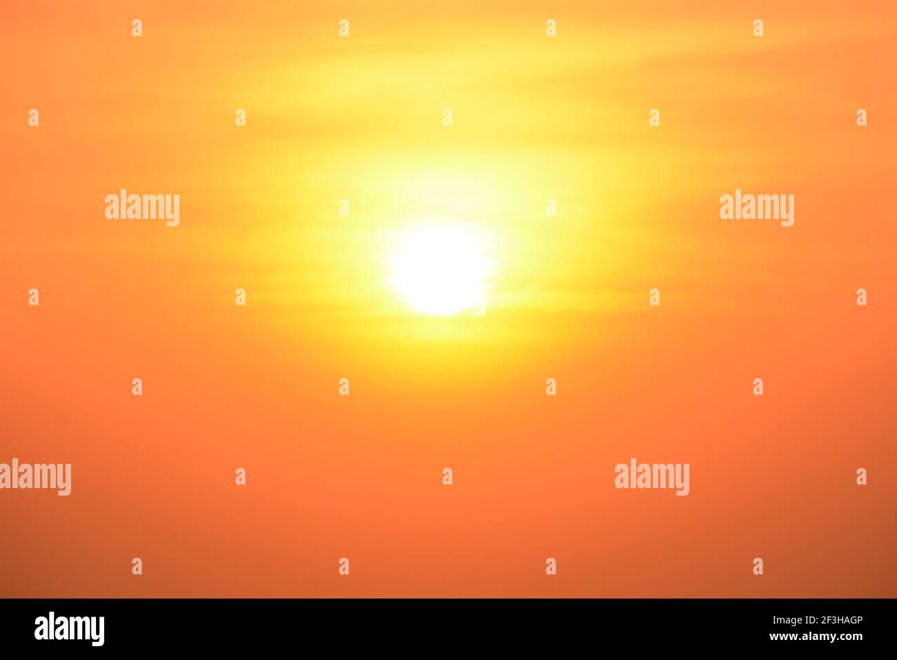 Sole nel cielo arancione - tramonto al crepuscolo Foto Stock