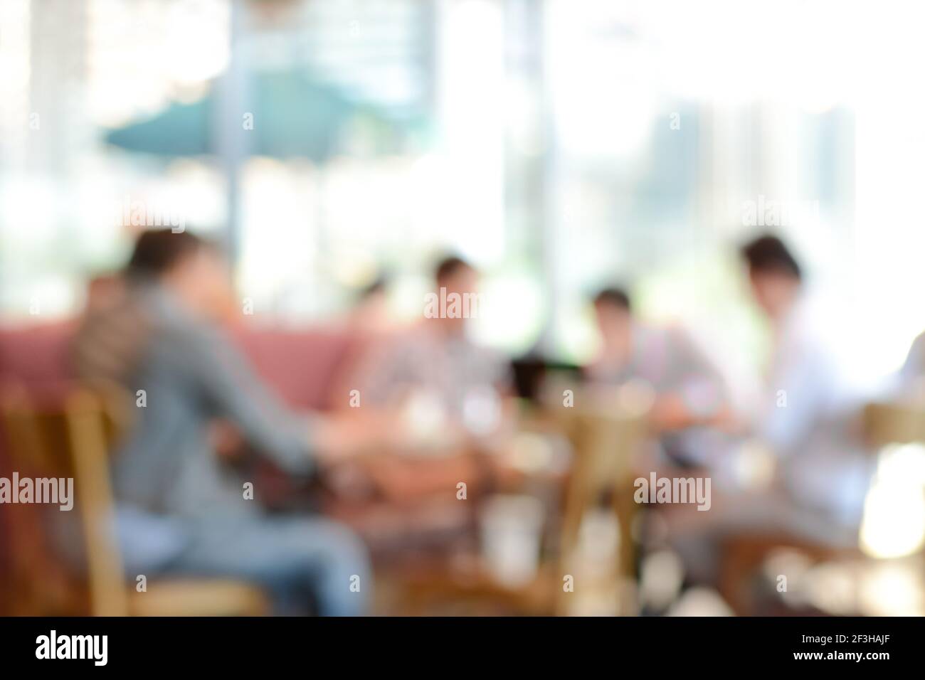 Sfondo sfocato - persone che si trovano nella caffetteria Foto Stock