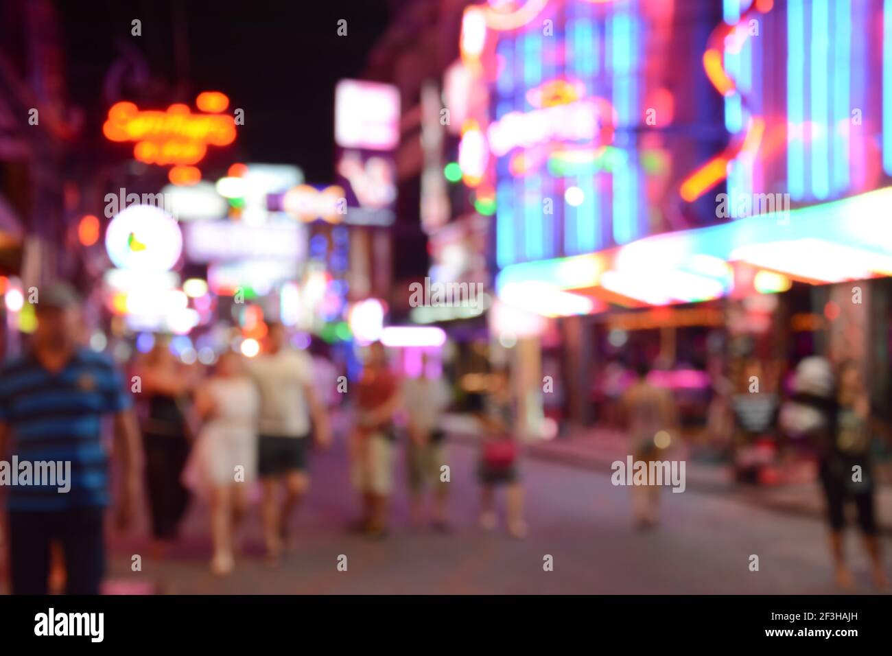 Sfondo colorato offuscato dalla strada a piedi notturna con persone a piedi e vivida luce al neon di club e bar - Pattaya, Thailandia Foto Stock