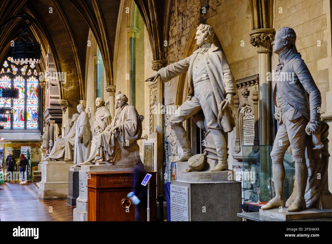 Repubblica d'Irlanda; Dublino, la chiesa cattedrale di San Patrizio è una chiesa nazionale della Repubblica d'Irlanda, statue di personaggi famosi Foto Stock