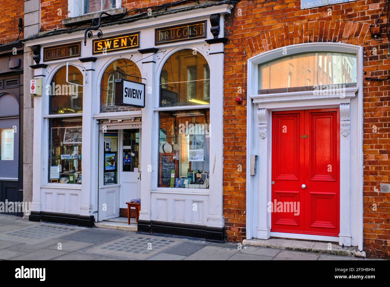 Repubblica d'Irlanda, Dublino, chimico e drago di Sweny, a Lincoln Place, menzionato negli Ulisse di James Joyce, dove Bloom acquistò il suo profumo di limone Foto Stock