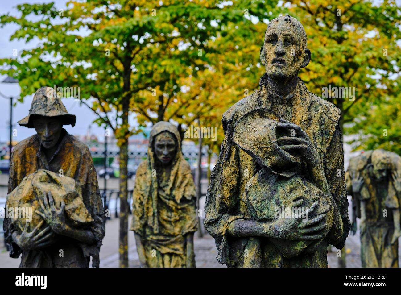 Repubblica d'Irlanda, Dublino, Monumento della carestia che commemora la grande carestia del 1845-1849 uccidendo 1 milione, scultura di Rowan Gillespie Foto Stock