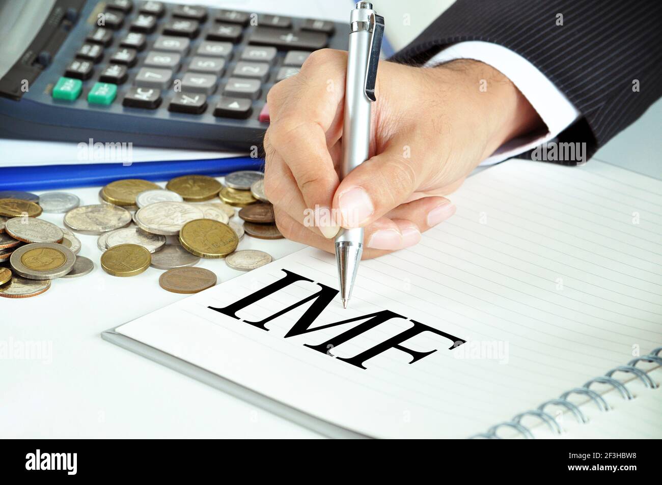 Il FMI (Fondo monetario internazionale) firma sul giornale Foto Stock