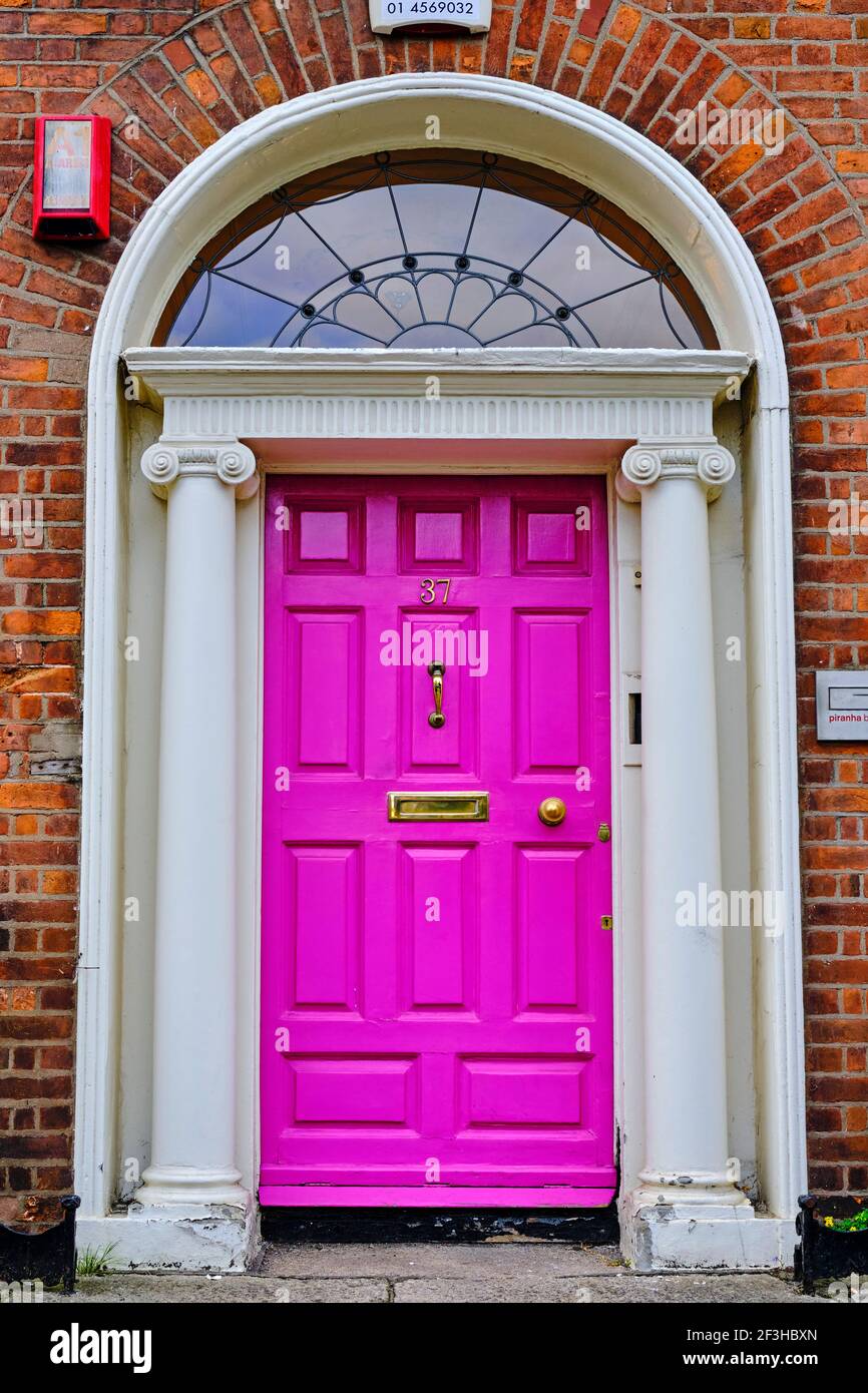 Repubblica d'Irlanda; Dublino, dipinta porta georgiana in piazza merrion Foto Stock