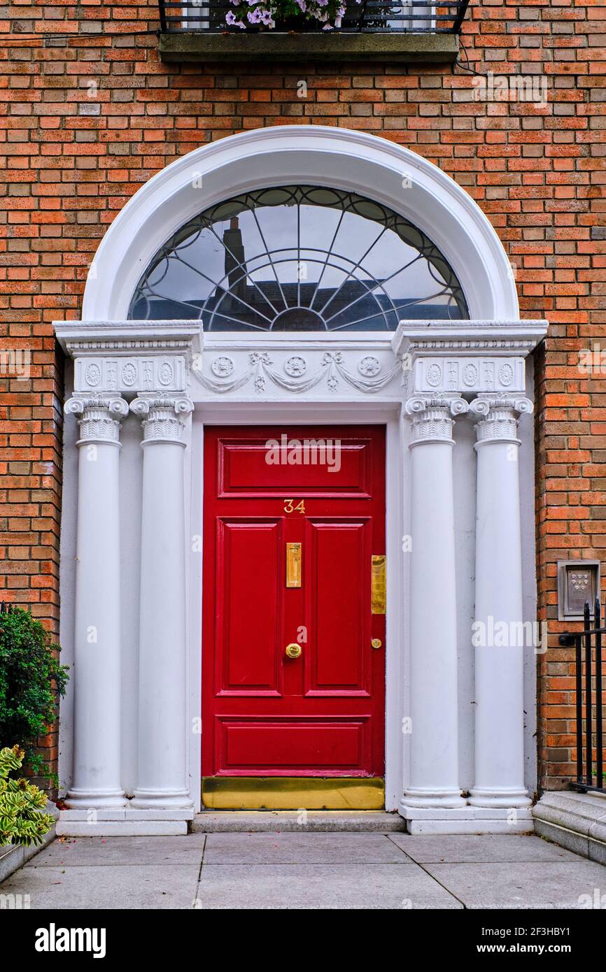 Repubblica d'Irlanda; Dublino, dipinta porta georgiana in piazza merrion Foto Stock