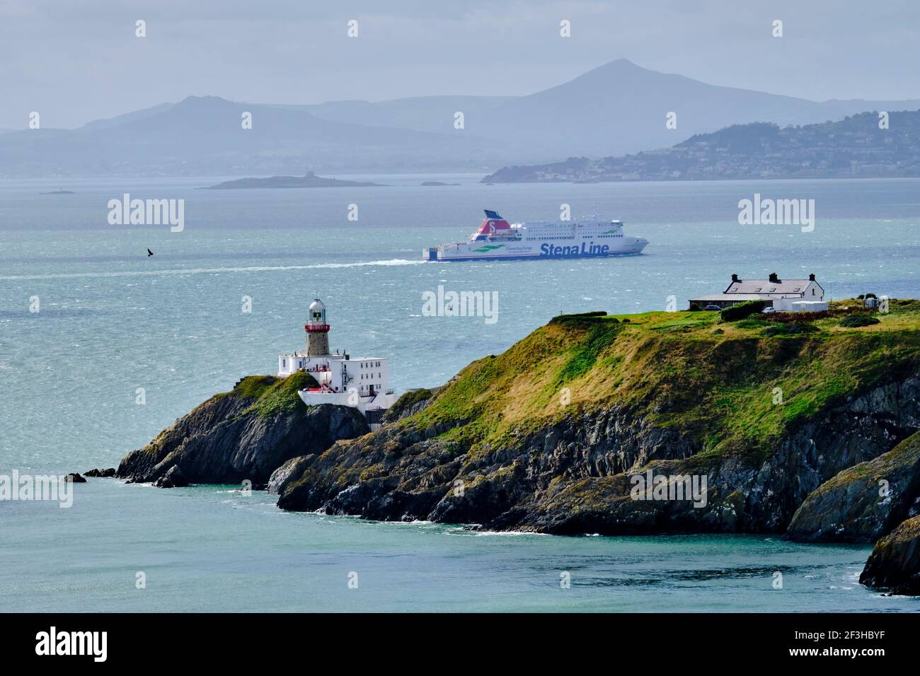 Repubblica d'Irlanda; Dublino, vista del faro di Baily sulle scogliere della penisola di Howth Foto Stock